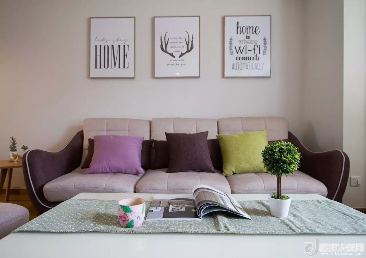 沙發(fā)背景墻選對(duì)裝飾畫，才能美了整個(gè)客廳空間！