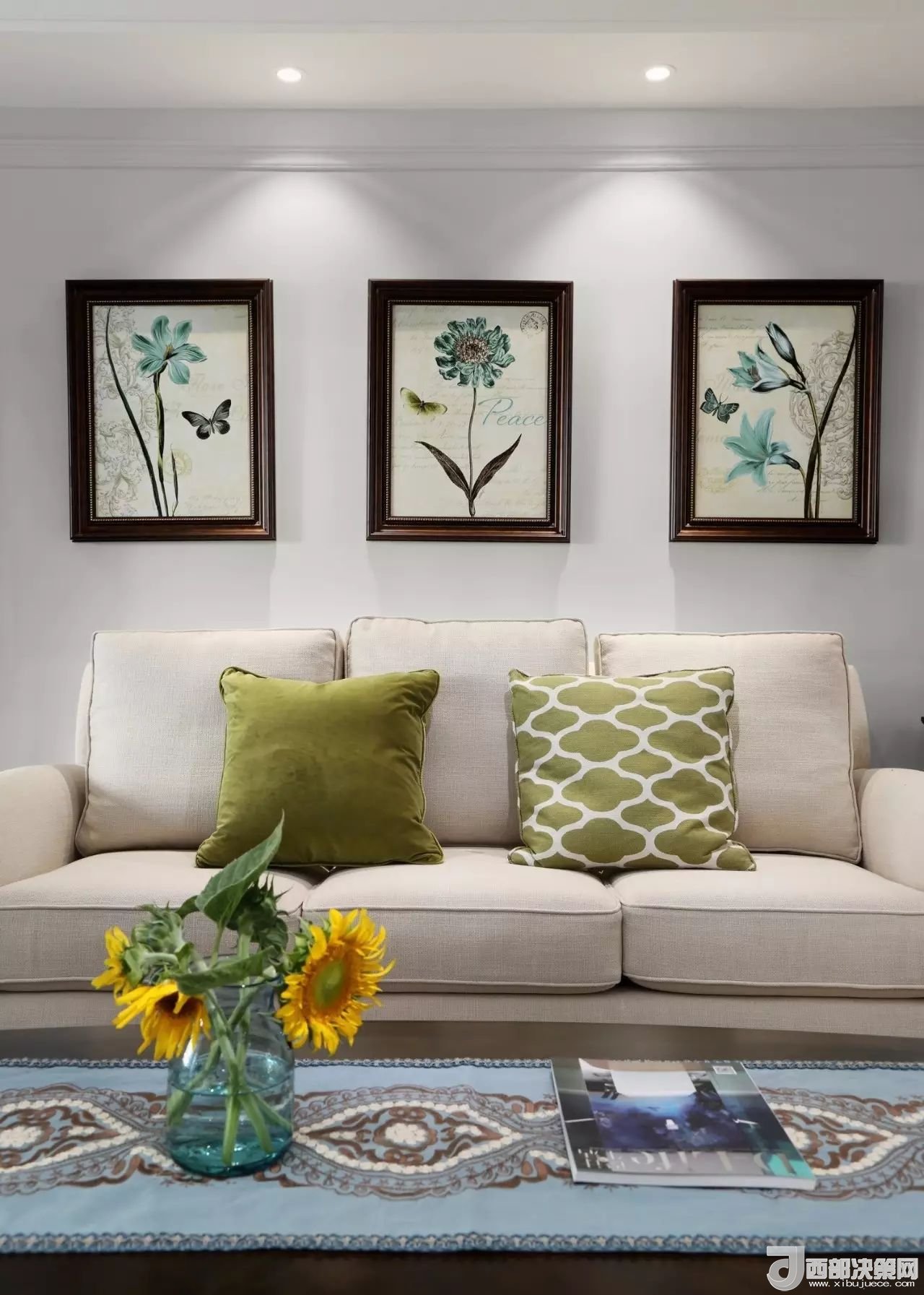 沙發(fā)背景墻選對(duì)裝飾畫，才能美了整個(gè)客廳空間！