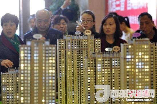 資料圖：民眾選購(gòu)商品房。 <a target='_blank' >中新社</a>記者 韋亮 攝