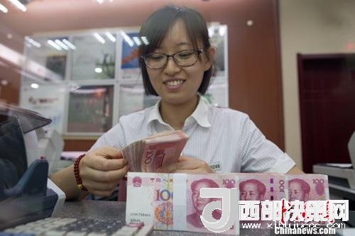 7月5日，山西太原一銀行工作人員正在清點(diǎn)貨幣。人民幣對美元匯率中間價在經(jīng)歷了過去11個交易中的10次下調(diào)后終于迎來大漲。5日，中國外匯交易中心公布人民幣對美元匯率中間價報6.6180，較前一交易日大幅上調(diào)415個基點(diǎn)，創(chuàng)下自2017年10月11日以來的最大升幅。<a target='_blank' >中新社</a>記者 張云 攝