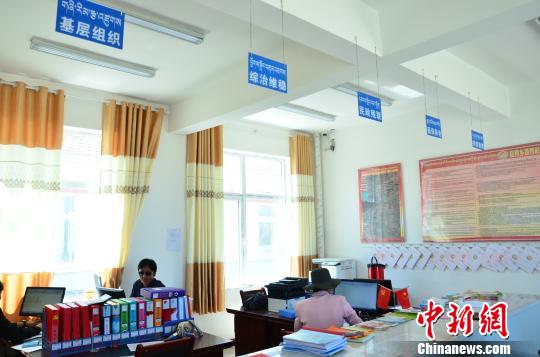 圖為塔秀村的便民服務(wù)大廳?！◆?shù)り?攝