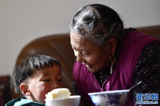 （新春走基層）（7）我們將在低海拔新居過(guò)年——極高海拔地區(qū)群眾生態(tài)搬遷安置點(diǎn)見(jiàn)聞