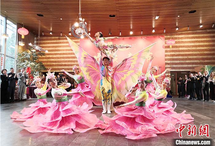 圖為雜技演員通過精湛的技藝贏得了滿堂喝彩?！「拭C省文化和旅游廳網(wǎng)站 攝