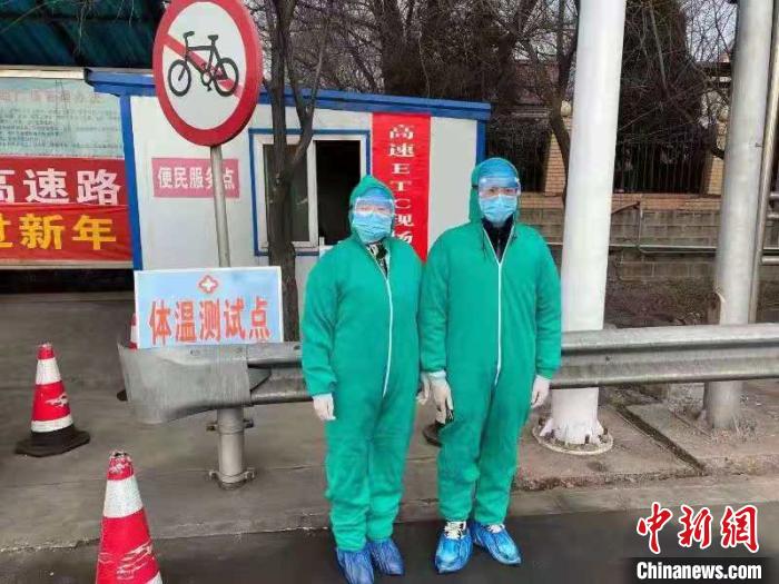 鄉(xiāng)鎮(zhèn)衛(wèi)生院和社區(qū)衛(wèi)生中心工作人員排查發(fā)熱患者?！〗樾菔嗅t(yī)療集團(tuán)供圖 攝