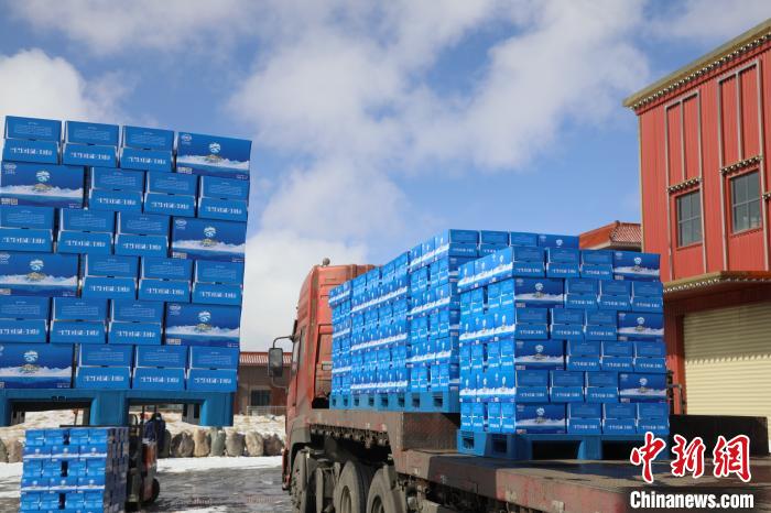 圖為當(dāng)雄的冰川礦泉水裝車，即將發(fā)往湖北?！‘?dāng)雄縣 供圖 攝