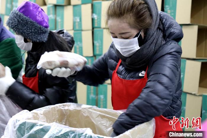 當(dāng)雄縣民眾將牦牛肉裝箱。　當(dāng)雄縣 供圖 攝