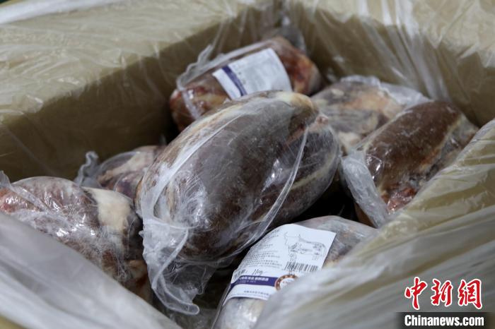 當(dāng)雄縣援鄂物資中的牦牛肉，圖中的為腱子肉，是牦牛肉中的“極品”?！‘?dāng)雄縣 供圖 攝