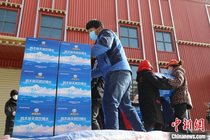 西藏當(dāng)雄給湖北荊州送去冰川礦泉水、牦牛肉等物資