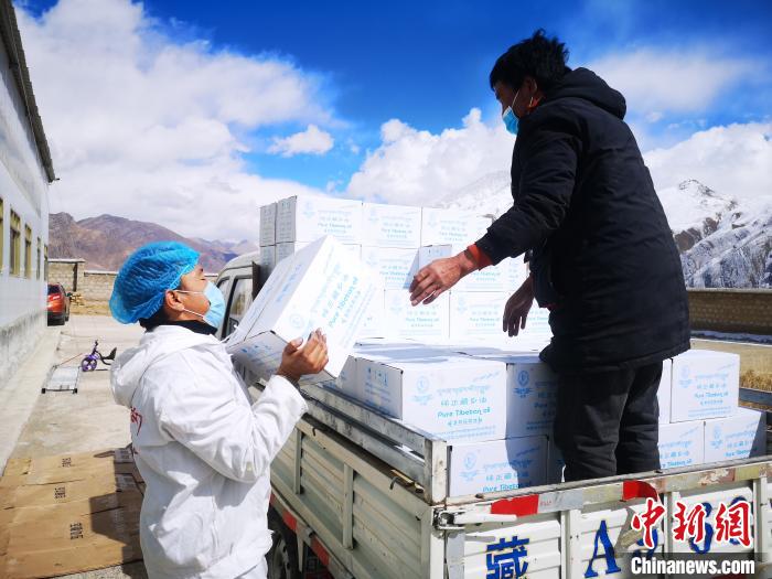 圖為工作人員搬運(yùn)物資。堆龍德慶區(qū)宣傳部供圖