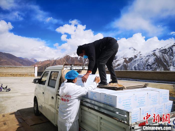 圖為工作人員搬運(yùn)物資。堆龍德慶區(qū)宣傳部供圖