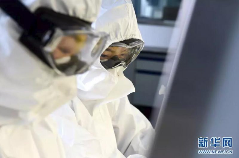 ▲資料圖片：負(fù)責(zé)新型冠狀病毒核酸檢測的工作人員，在實驗室進(jìn)行樣本處理。（新華社發(fā) 周牧 攝）