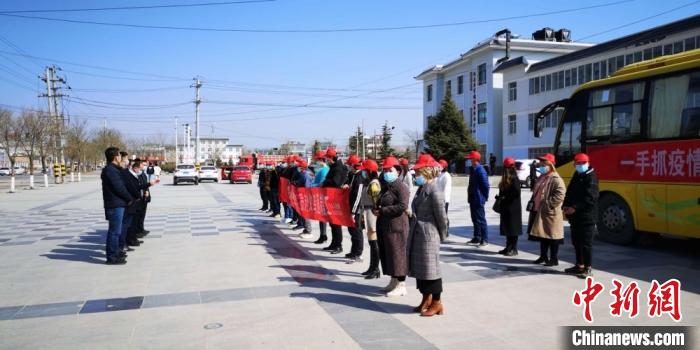 圖為甘肅禮縣，歡送首批乘“專車”赴浙江的務(wù)工人員。(資料圖) 田瑞萍 攝