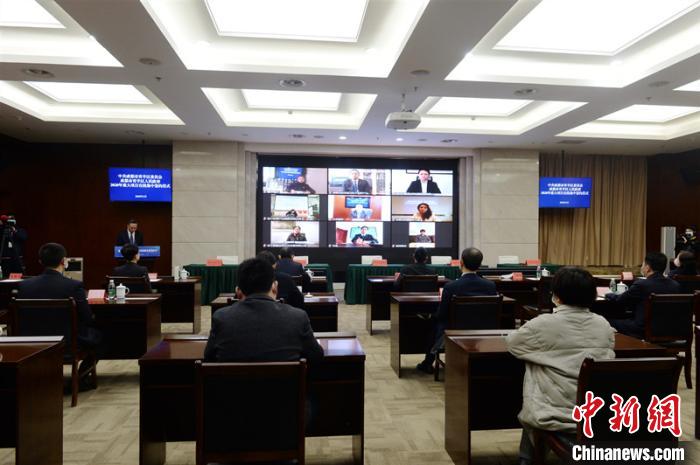 青羊區(qū)2020年重大項(xiàng)目在線集中簽約儀式現(xiàn)場(chǎng)。青羊區(qū)委宣傳部供圖