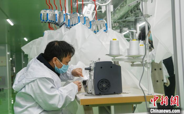 工人生產(chǎn)防護(hù)服，保障抗疫物資供應(yīng)。廣安市委宣傳部供圖