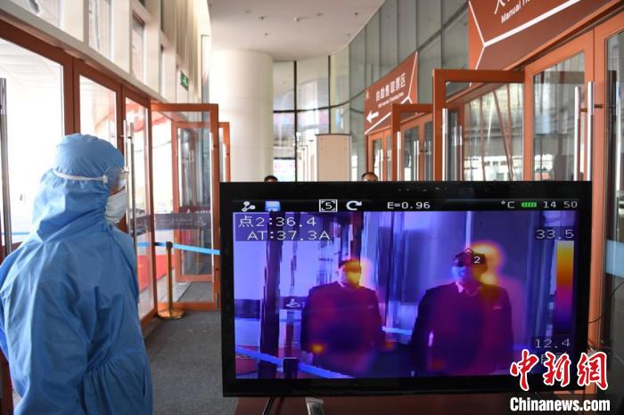 圖為游客步行通過紅外線測溫通道?！钇G敏 攝