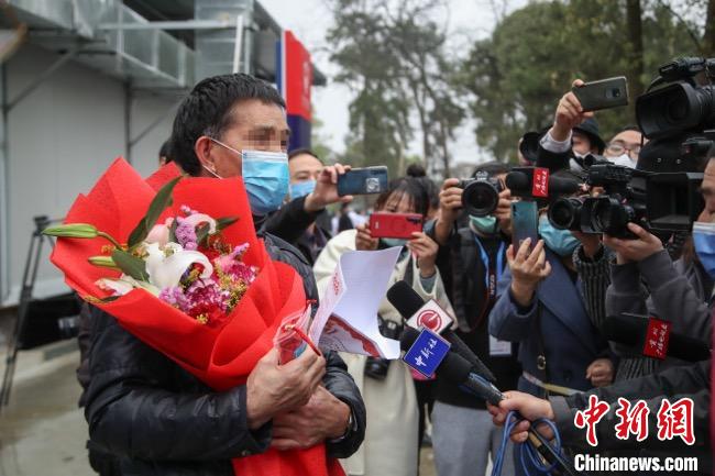 圖為貴州省最后一名新冠肺炎確診患者從貴州省將軍山醫(yī)院出院，患者接受媒體采訪。　瞿宏倫 攝