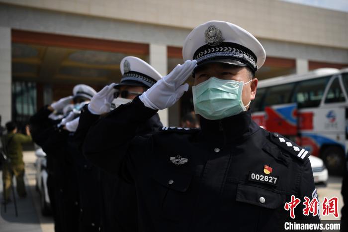 圖為交警們向醫(yī)療隊敬禮?！】灯?攝
