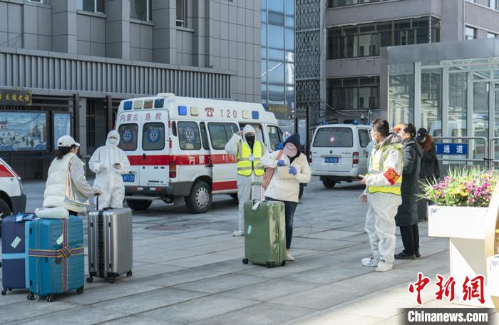 圖為呼和浩特車(chē)站“外防輸入”?！∠牧?攝