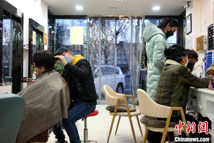 拉薩市民在一美發(fā)店理發(fā)、美甲?！〗w波 攝