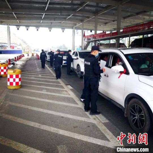 圖為云南一邊境檢查站防控疫情同時嚴(yán)防境外毒品滲透?！≡颇鲜」矎d供圖 攝