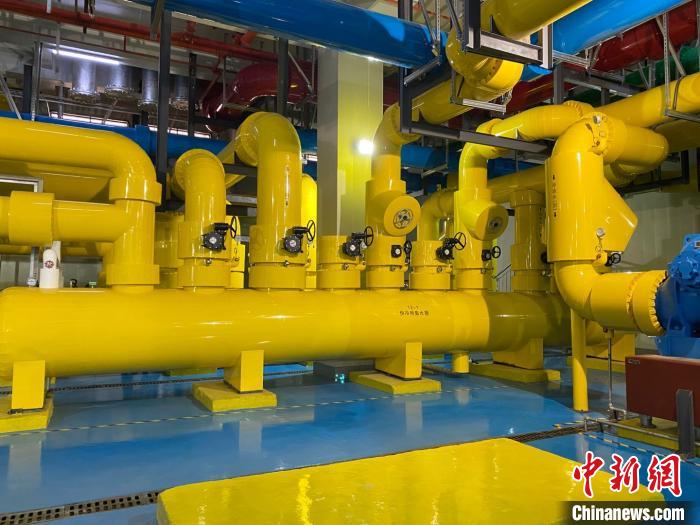 圖為中國移動云南數(shù)據中心冷卻系統(tǒng)?！⊥蹯簛?攝