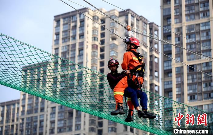 新消防員進(jìn)行T型救援操展示?！⒅铱?攝