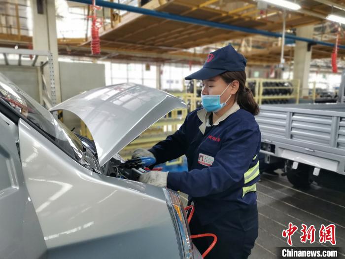 在滿足國外市場供應的同時，成功汽車也緊盯國內市場，拓渠道保銷量?！「唢w 攝