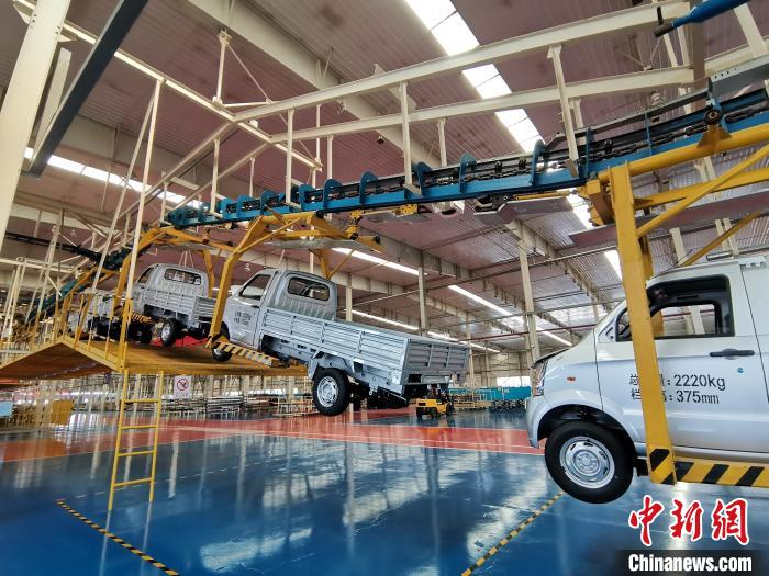 成功汽車是山西省重點轉型項目，擁有國內先進的零部件、發(fā)動機整機自動裝配和發(fā)動機生產線、實驗線，還有國際一流的工業(yè)機器人?！「唢w 攝