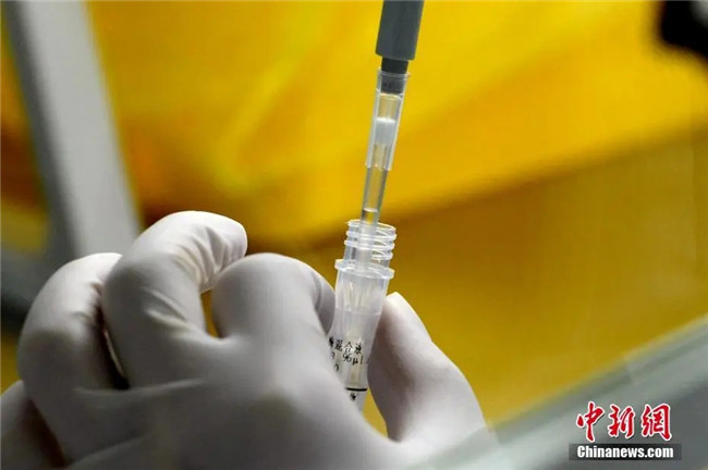 資料圖：工作人員正在準(zhǔn)備檢測(cè)試劑。<a target='_blank'  data-cke-saved- >中新社</a>記者 王東明 攝
