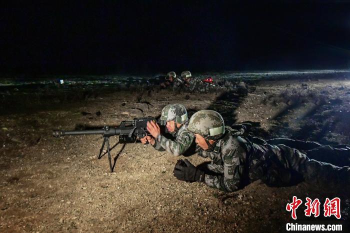 夜間狙擊手摧毀敵探照燈?！∑呀?攝