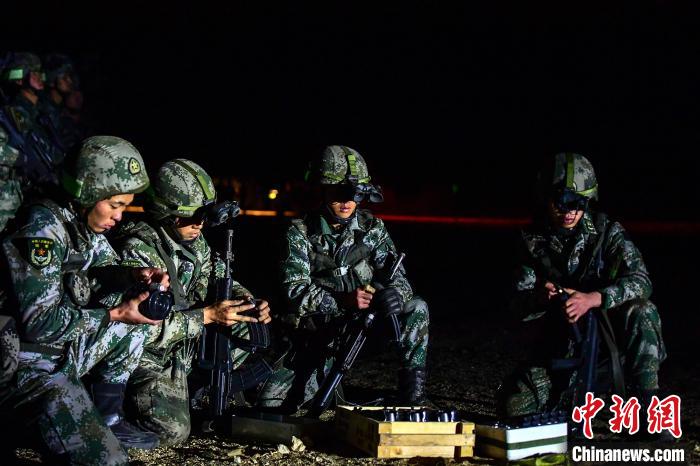 戰(zhàn)士正在補(bǔ)充彈藥?！∑呀?攝