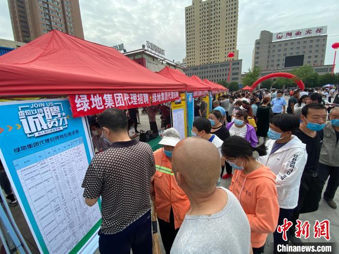 一些知名企業(yè)展臺(tái)前，投遞簡(jiǎn)歷、咨詢就業(yè)的人絡(luò)繹不絕?！∏愊?攝