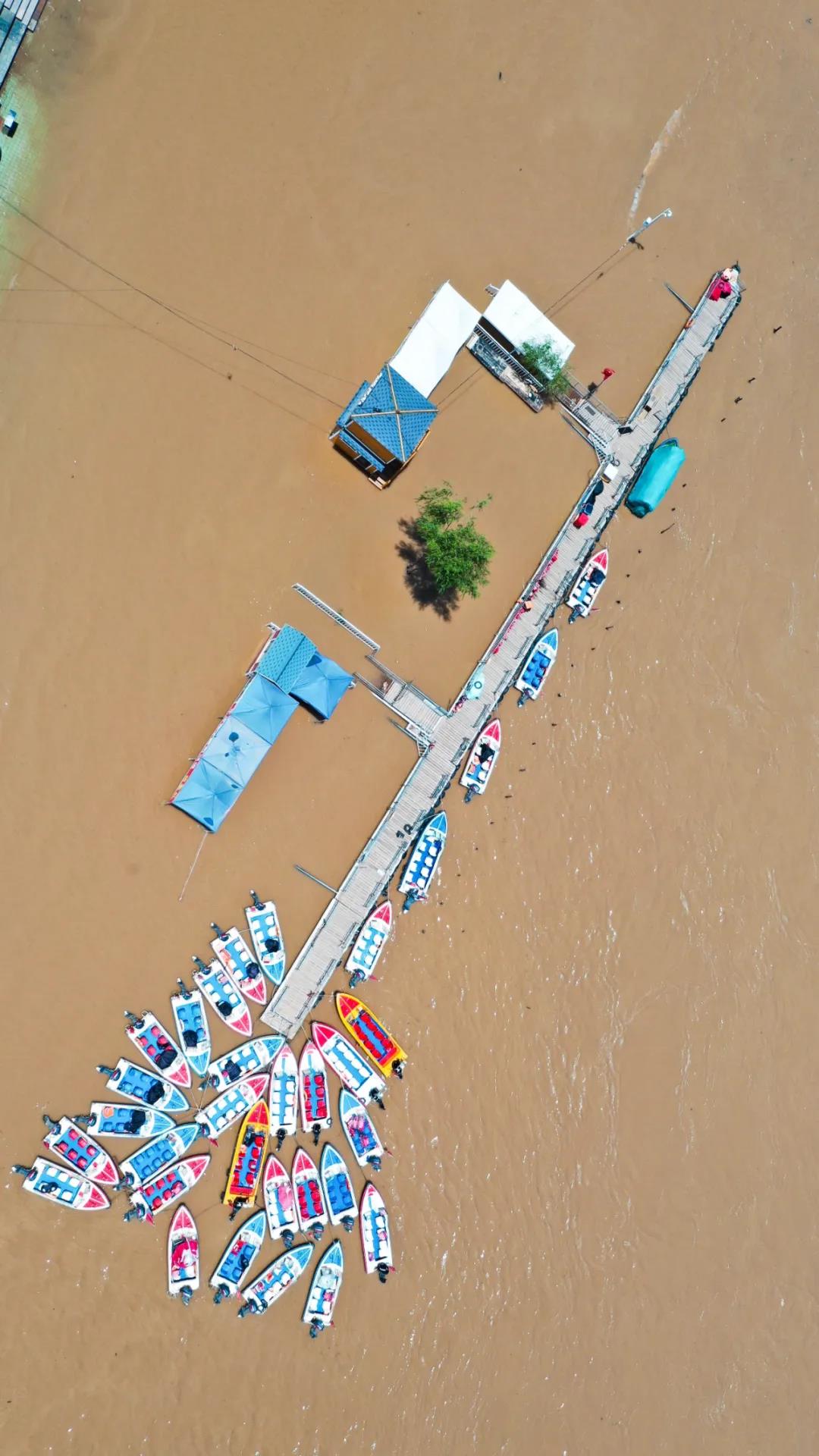▲圖為6月27日已暫時關閉的黃河蘭州段一處快艇碼頭（無人機照片）。新華社發(fā)（郎兵兵 攝）