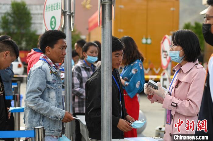 7月7日，考生在拉薩三高考點外進行身份證件核驗?！『闻罾?攝