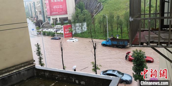 圖為重慶萬州城區(qū)積水嚴(yán)重?！≈貞c萬州區(qū)委宣傳部供圖 攝