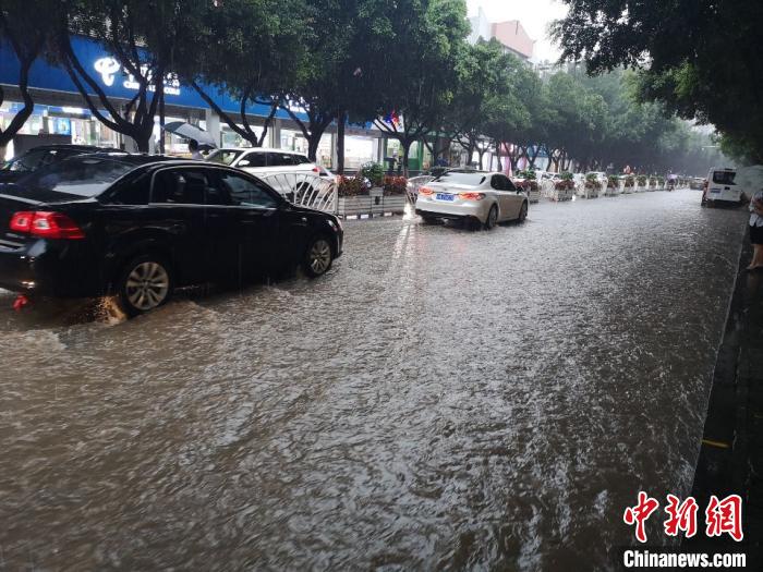 圖為重慶萬州城區(qū)積水嚴(yán)重?！≈貞c萬州區(qū)委宣傳部供圖 攝