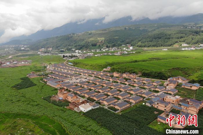 甲甲溝村新建農(nóng)房掩映在農(nóng)作之間。　張浪 攝