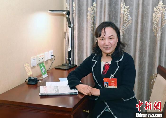 全國人大代表，浙江省臺州市椒江區(qū)大陳實驗學校校長、黨支部書記翁麗芬 蔡榮章 攝