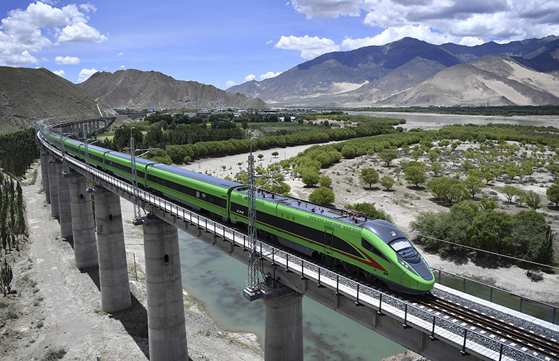 2022年6月22日，復(fù)興號列車行駛在西藏山南境內(nèi)。