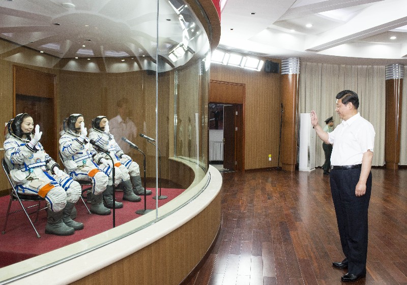 2013年6月11日，習(xí)近平總書記來到酒泉衛(wèi)星發(fā)射中心航天員公寓問天閣，為即將出征的航天員壯行。