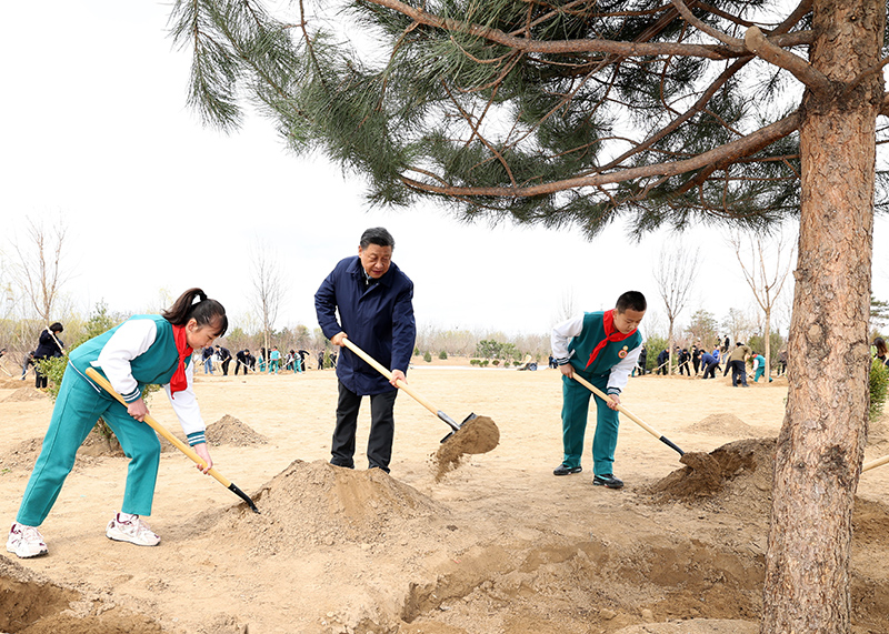 2022年3月30日，習(xí)近平等黨和國(guó)家領(lǐng)導(dǎo)人來到北京市大興區(qū)黃村鎮(zhèn)參加首都義務(wù)植樹活動(dòng)。這是習(xí)近平同大家一起植樹。