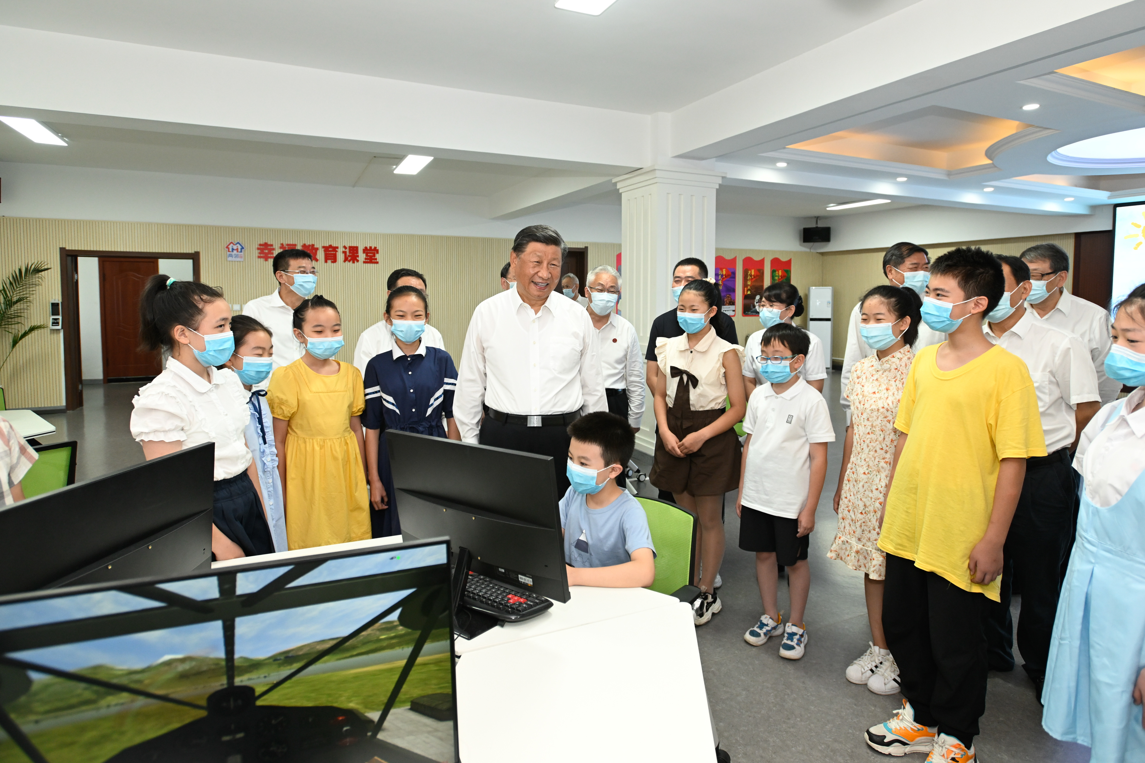 2022年8月17日，習近平總書記在遼寧省沈陽市皇姑區(qū)三臺子街道牡丹社區(qū)群眾活動中心，同幸福教育課堂的孩子們親切交流。
