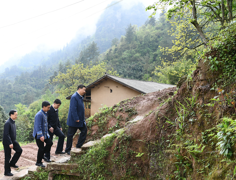 2019年4月15日，在石柱土家族自治縣中益鄉(xiāng)華溪村，習(xí)近平總書記踏著濕滑的石階登上陡坡，前往貧困戶譚登周家看望。