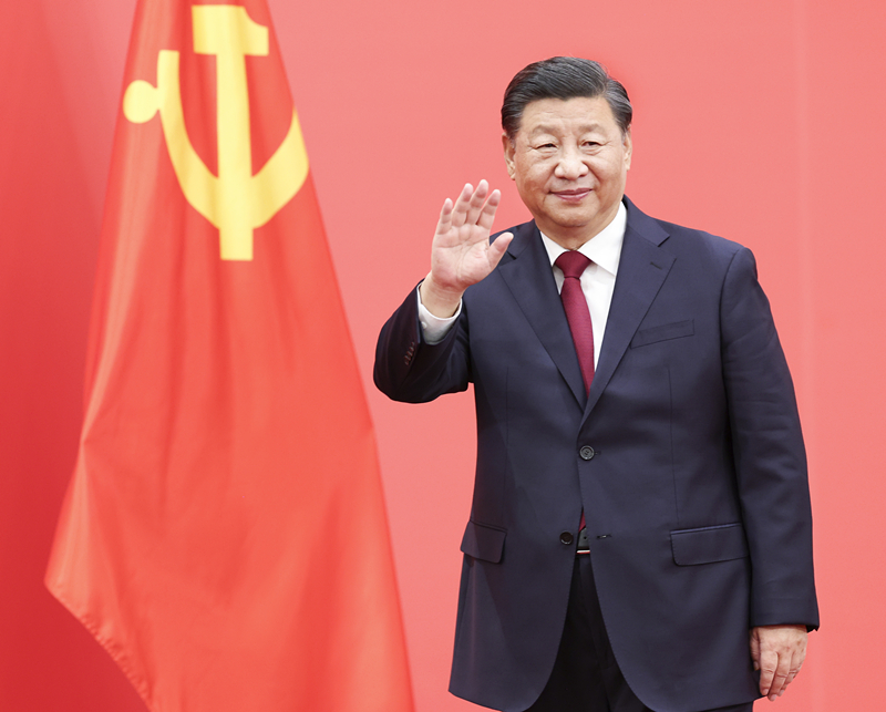 2022年10月23日，剛剛在中國共產(chǎn)黨第二十屆中央委員會第一次全體會議上當(dāng)選的中共中央總書記習(xí)近平和中共中央政治局常委李強(qiáng)、趙樂際、王滬寧、蔡奇、丁薛祥、李希在北京人民大會堂同采訪中共二十大的中外記者親切見面。這是習(xí)近平向在場的中外記者揮手致意。