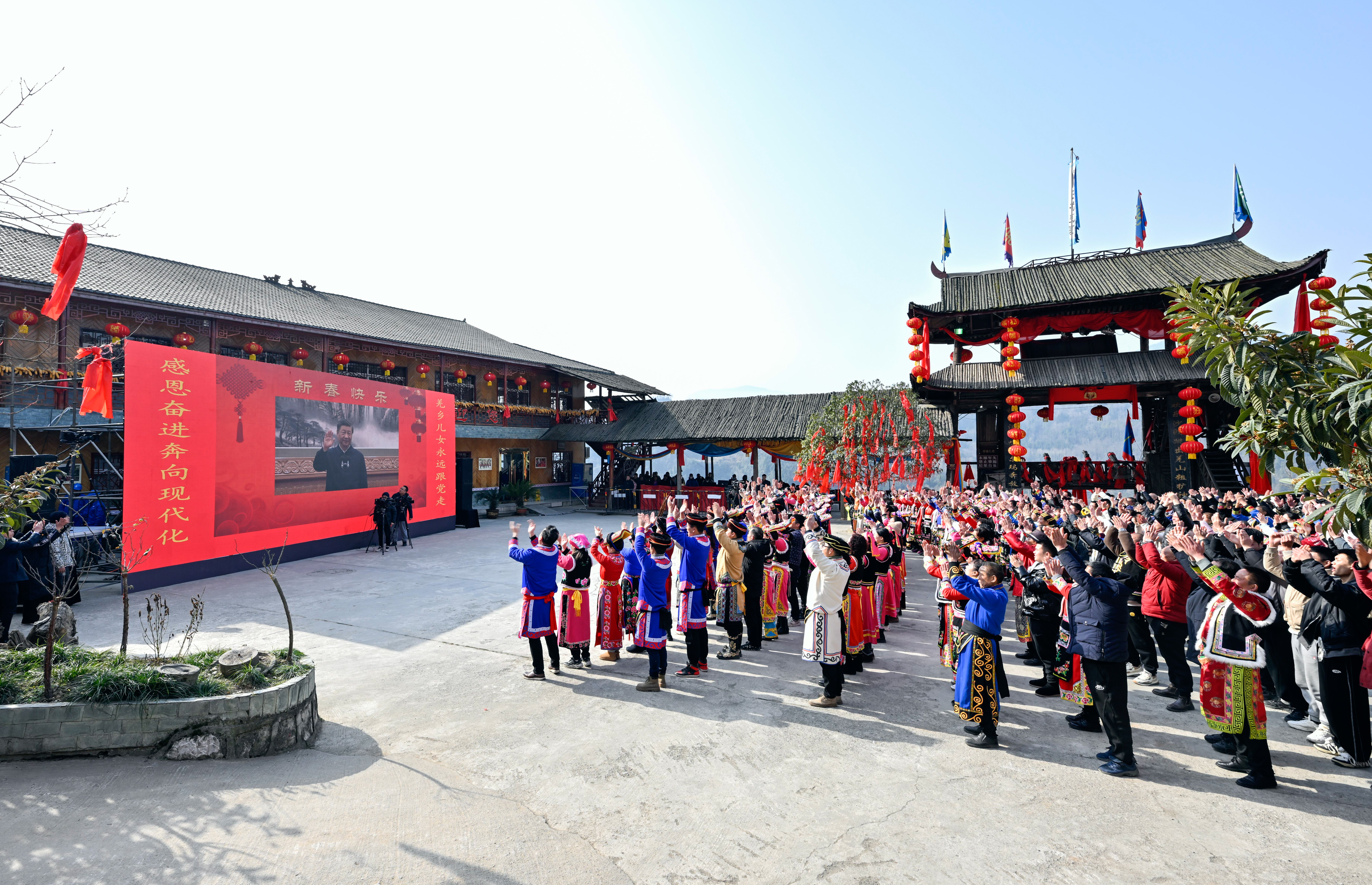 2023年1月18日，習(xí)近平總書(shū)記通過(guò)視頻連線，同四川省綿陽(yáng)市北川羌族自治縣石椅村的鄉(xiāng)親們和游客親切交流。
