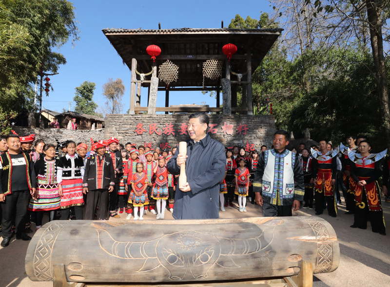2020年1月19日下午，習(xí)近平總書(shū)記在云南省騰沖市清水鄉(xiāng)三家村中寨司莫拉佤族村廣場(chǎng)上，敲響三聲佤族木鼓，祝福來(lái)年風(fēng)調(diào)雨順、國(guó)泰民安。