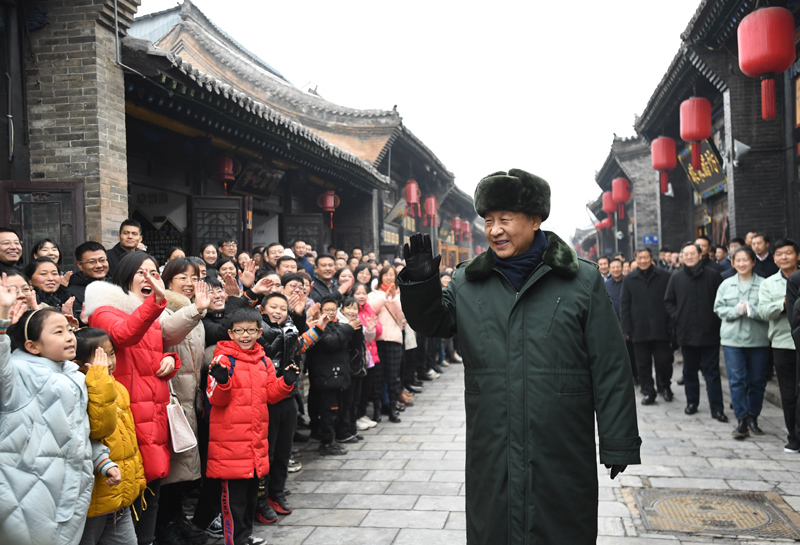 2022年1月27日上午，習(xí)近平總書(shū)記到山西省平遙古城向現(xiàn)場(chǎng)群眾揮手致意，給大家拜年。