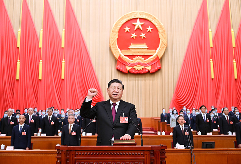 2023年3月10日，十四屆全國人大一次會議在北京人民大會堂舉行第三次全體會議。習(xí)近平全票當(dāng)選為中華人民共和國主席、中華人民共和國中央軍事委員會主席。這是習(xí)近平進(jìn)行憲法宣誓。