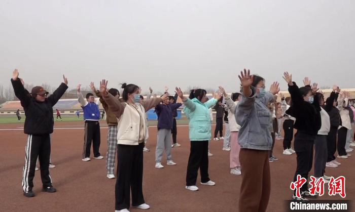 寧夏大學(xué)校園內(nèi)，學(xué)生練習(xí)八段錦。 謝宇 攝