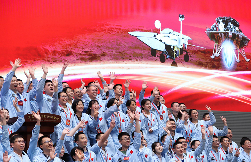 2021年5月15日，北京航天飛行控制中心青年科技人才群體慶祝我國(guó)首次火星探測(cè)任務(wù)著陸火星成功。 